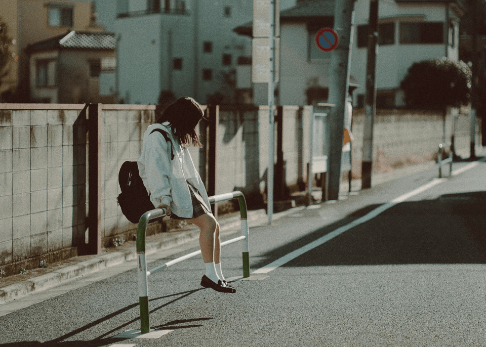 不登校経験に悩む女子中学生