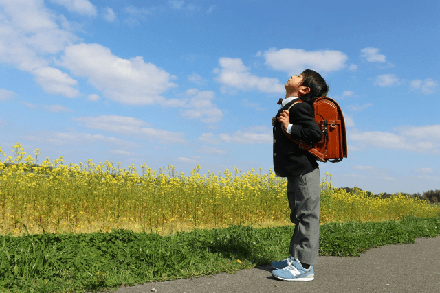 不登校生のその後を心配する男の子