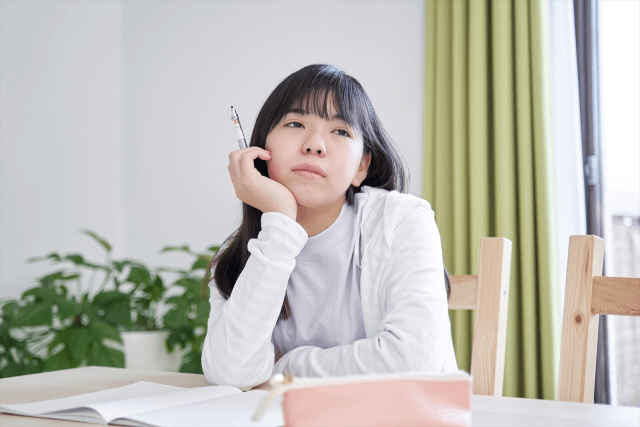 不登校中に勉強しない女の子