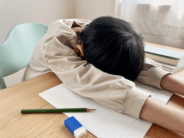 不登校中に勉強しない男の子