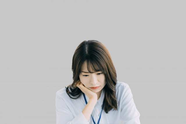 仕事をやめるべきか悩む女性