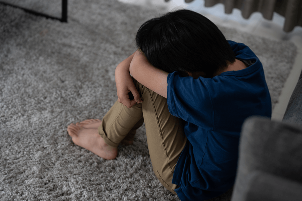 不登校に悩む男の子