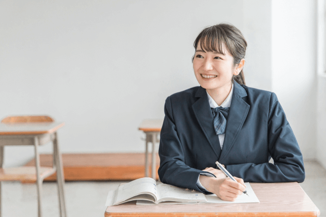 チャレンジスクールで学ぶ女子生徒